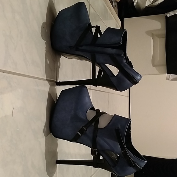 Strappy Platform Heels - Picture 2 of 4